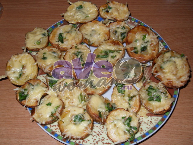 Картошка, запеченная с сыром и салом