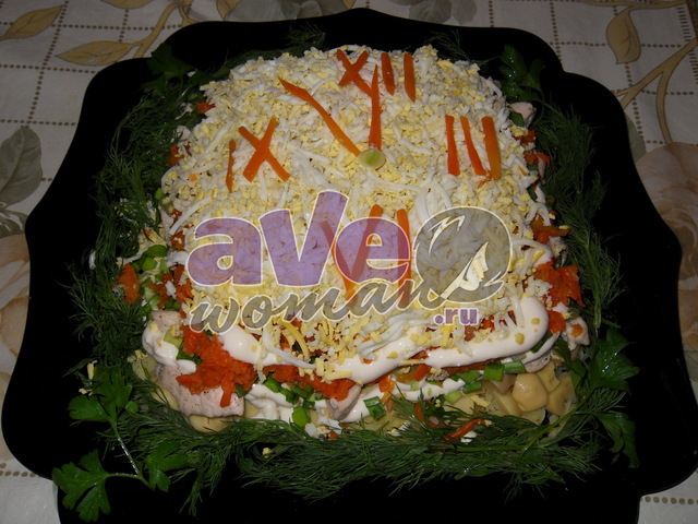 Праздничный салат с грибами и курицей