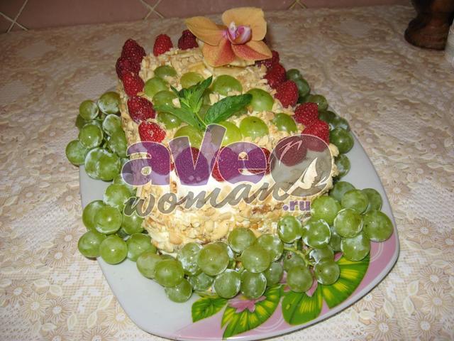 Торт "Медовик" со сметанным кремом и фруктами
