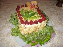 Торт "Медовик" со сметанным кремом и фруктами