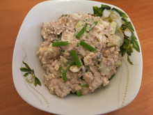 Салат из консервированного тунца с зерненым творогом
