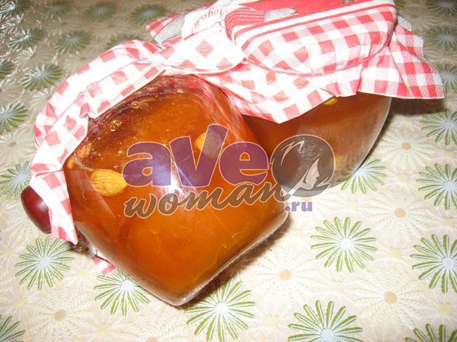 Янтарное абрикосовое варенье с ядрышками