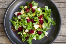 «Греческий салат» из запеченной свеклы с сыром фета от топ-модели Киры Дихтяр
